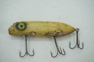 lot 78 image: Vintage South Bend Bass-Oreno wooden fishing lure