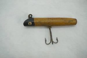 lot 139 image: Vintage wooden fishing lure 3 by .25