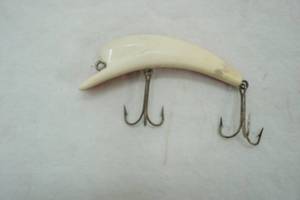 lot 155 image: Vintage plastic red & white flatfish type lure