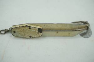 lot 201 image: Vintage Trix-Oreno No. 596 Fishing Lure