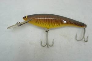 lot 227 image: Vintage Bagley DB08 Crankbait