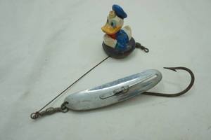 lot 228 image: Vintage Pflueger Evans Spoon Lure 6 with Donald Duck bobber