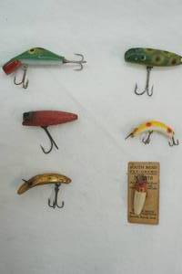 lot 307 image: Vintage Small Lures 6ct