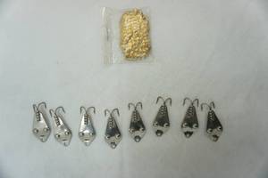 lot 324 image: Vintage lure hooks & parts