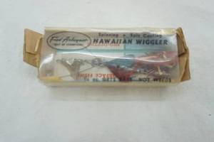 lot 331 image: Vintage Arbogast Hawaiian Wiggler in original packaging