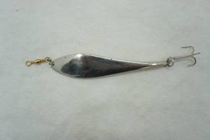 lot 424 image: Vintage silver minnow type lure