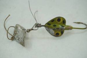 lot 438 image: Vintage Sputter Fuss Fishing Lure