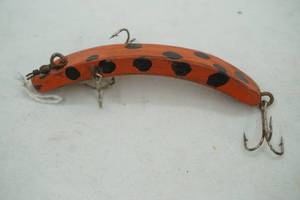 lot 458 image: Vintage wooden flatfish type fishing lure