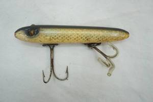lot 474 image: Vintage Heddon Shiner scale Basser lure