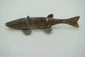 lot 488 image: Vintage Ice Spearing Decoy, baby Musky Fish