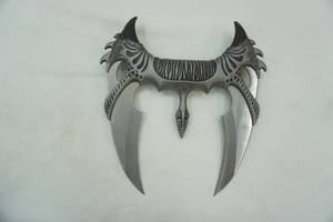 lot 522 image: Kit Rae Fang of Baelin Fantasy Knife 8x7.5 overall