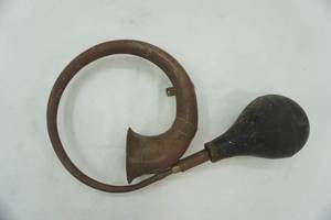 lot 530 image: Antique Horn 9 diameter, 15 overall