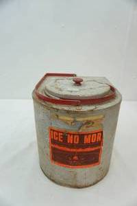 lot 550 image: AntiqueVintage Galvanized Minnow Bucket