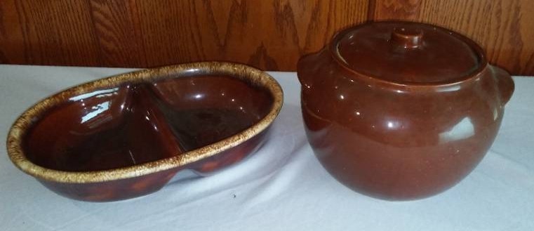 lot 551 image: Vintage Hull Pottery, Hammered Aluminum, insulators and More.