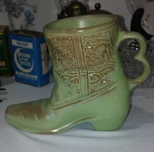 lot 590 image: Frankoma Boot with Vintage Eclectic lot.