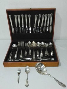 lot 591 image: 1939 Oneida Silver1881 Rogers Del Mar Silverplate with Storage Box