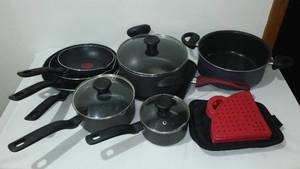 lot 655 image: 18 Gal Covered Tote with T-Fal Cookware.