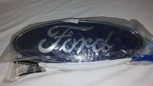 lot 677 image: Ford Emblem FB5Z-8213-A