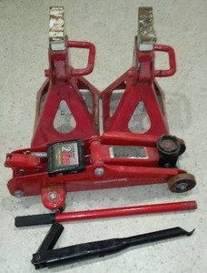 lot 697 image: Bottle Jacks (2) and Floor Jack.