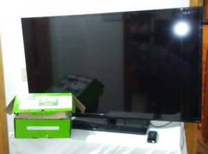 lot 759 image: Visio 50in TV With Remote And Wall Mount.