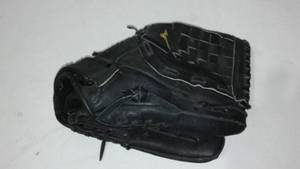 lot 801 image: New Mizuno MMX 123p Baseball Glove.