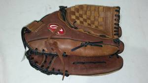 lot 804 image: Rawlings  Baseball Glove Mitt RHT