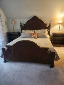 Broyhill King Bedframe & Tempur-Pedic Ease Adjustable Base