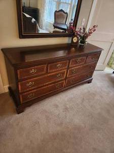 lot 3 image: Dixie Dresser