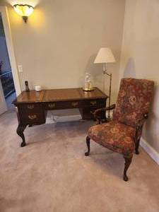 lot 5 image: Sligh Desk