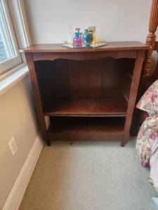 lot 8 image: Nightstands