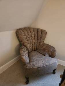 lot 9 image: Chair