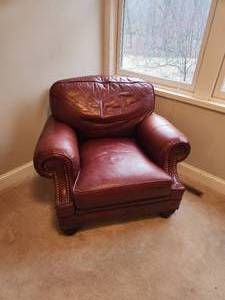 lot 12 image: Leather Chair