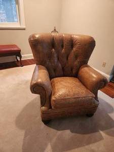 lot 15 image: Leathercraft Inc Chair