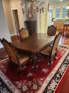 lot 20 image: Dining Room Table & Chairs by Harden Furniture