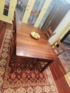 lot 22 image: Kitchen Table w Chairs