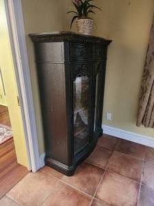 lot 23 image: Small Hutch