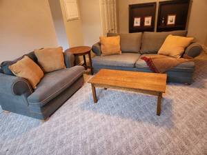 lot 32 image: Living Room Set