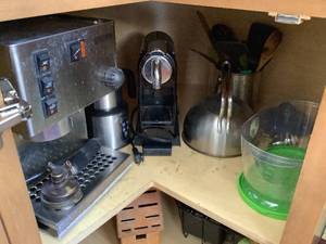 lot 51 image: Misc Kitchen 2