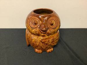 lot 126 image: McCoy Owl Cookie Jar