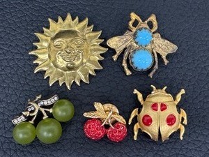 lot 53 image: Assorted Vintage Brooches  Pins