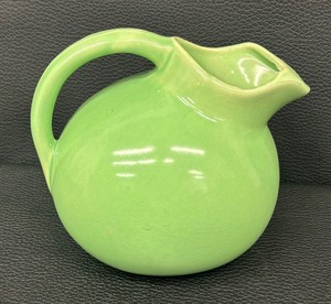 lot 44 image: Vintage USA Pottery Ball Pitcher