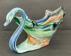 lot 66 image: Vintage Sooner Slag Glass Swan