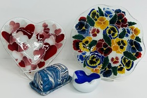 lot 42 image: Stunning Art Glass Decor including Floral Vintage Peggy Karr Pansies Fused Art Glass Bowl Ruffled Edge, Enamel Signed Covered Dish and More