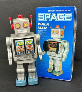 lot 32R image: Vintage Space Walk Man ME 100 Robot