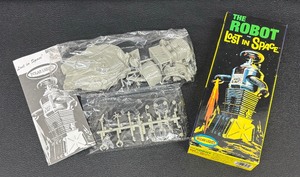 lot 82R image: The Robot from Lost in Space by Polar Lights Robot Model Kit 5030