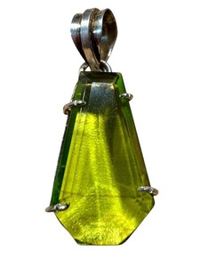 lot 23JJ image: Beautiful Green Gemstone Peridot Colored Gemstone Pendant
