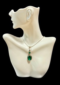lot 32J image: Sterling Silver Faceted Green Gemstone Cabochon Necklace