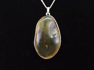 lot 27 image: .925 Sterling Silver Larger Amber Cabochon Pendant Necklace