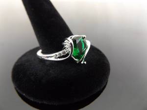 lot 59 image: NEW .925 Sterling Silver Emerald Crystal Ring Size 10