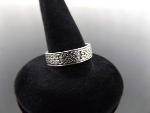 lot 79 image: .925 Sterling Silver Celtic Knot Band Ring Size 7.75